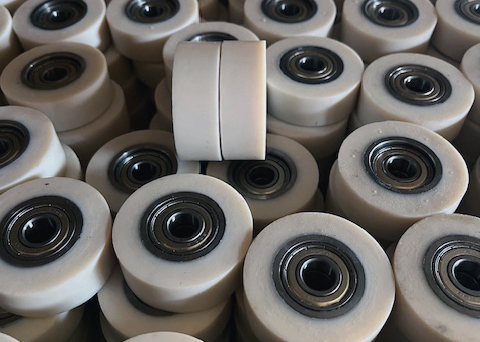 Rollers R Us UK close up of white roller stock